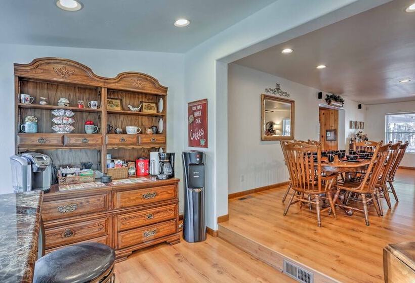 Game Room, Yard, Deck & Fireplace: Lakeside Home