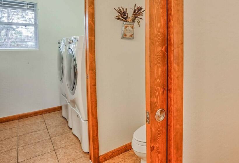 Game Room, Yard, Deck & Fireplace: Lakeside Home