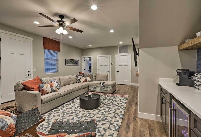 Lavish National Forest Retreat W/ Hot Tub + Views!