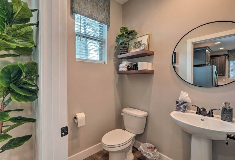 Lavish National Forest Retreat W/ Hot Tub + Views!