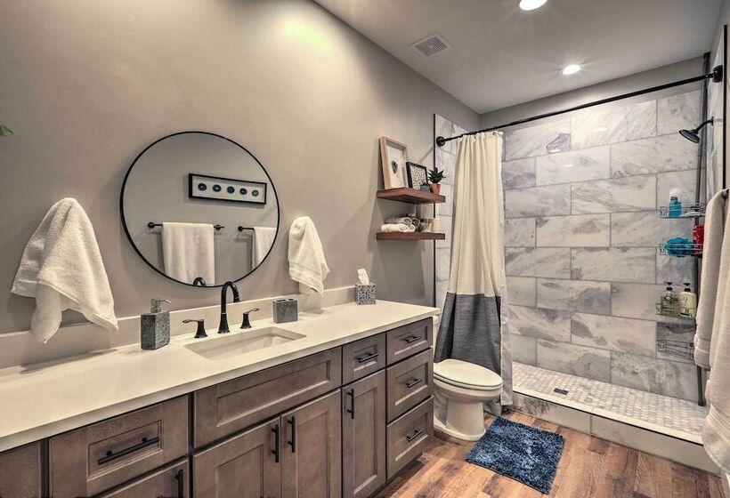 Lavish National Forest Retreat W/ Hot Tub + Views!