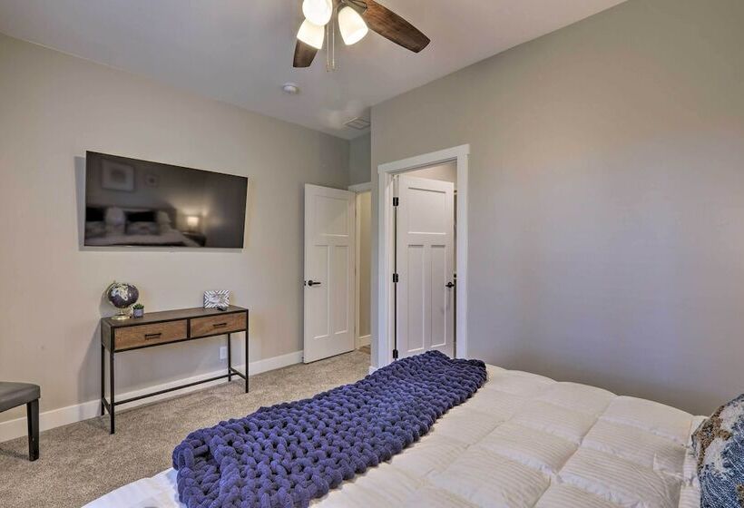 Lavish National Forest Retreat W/ Hot Tub + Views!