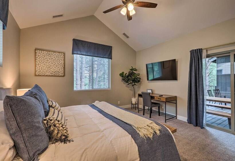 Lavish National Forest Retreat W/ Hot Tub + Views!