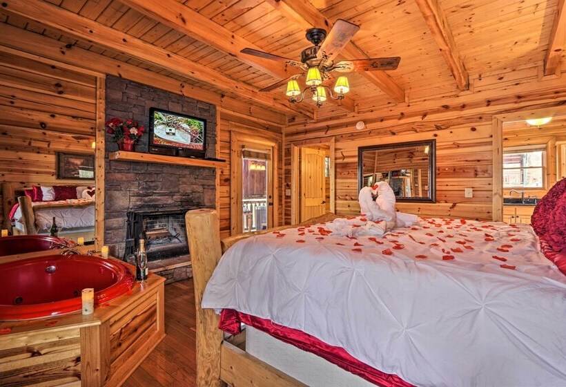 Luxe Smoky Mountain Cabin: Indoor Pool & Fire Pit!