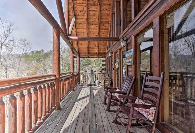 Luxe Smoky Mountain Cabin: Indoor Pool & Fire Pit!