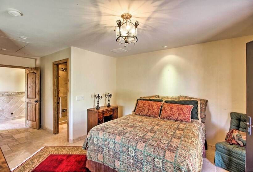 Luxe Tucson Vineyard Home W/ Views & Fire Pit