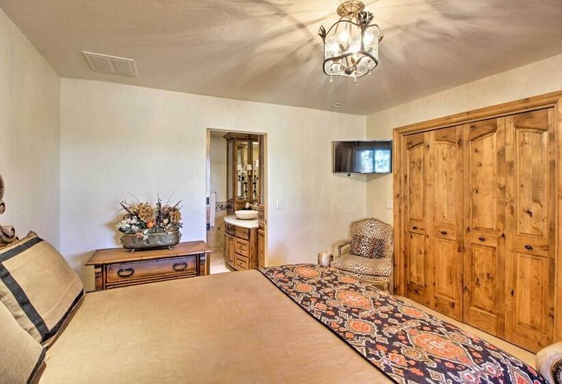 Luxe Tucson Vineyard Home W/ Views & Fire Pit