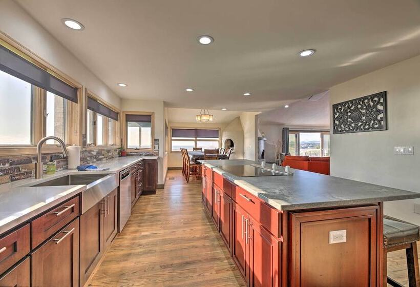 Luxurious Newport Estate W/ Spa & Lighthouse Views