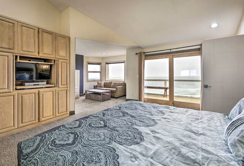 Luxurious Newport Estate W/ Spa & Lighthouse Views