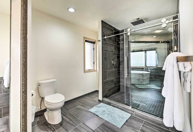 Luxurious Newport Estate W/ Spa & Lighthouse Views