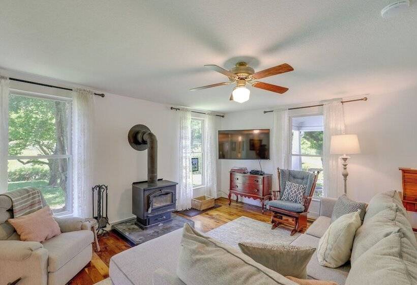 Marshall Cottage On 1895 Tobacco Farm W/ Hot Tub!