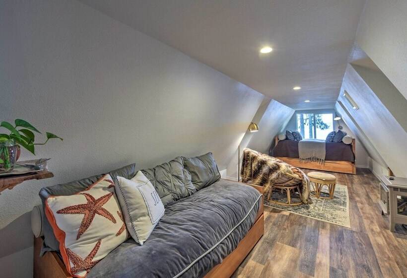 Mid Century Cabin W/ Deck & Puget Sound Vistas!