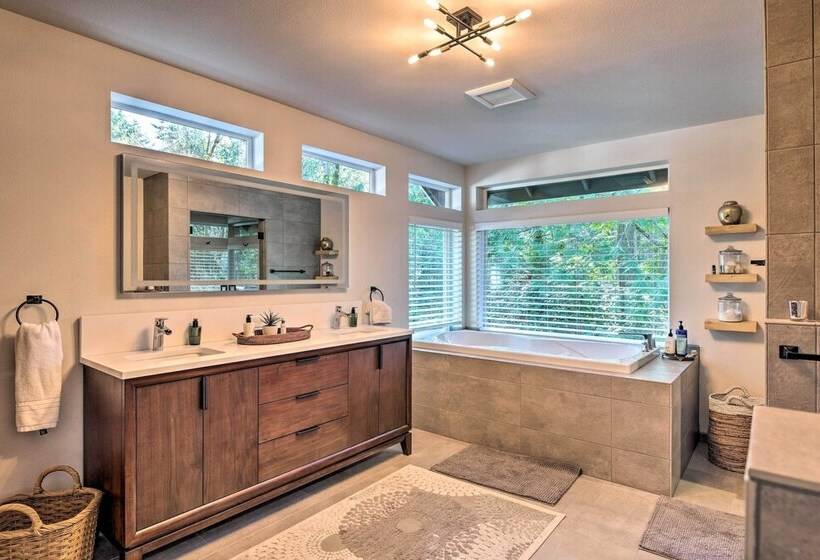 Mid Century Cabin W/ Deck & Puget Sound Vistas!