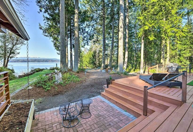 Mid Century Cabin W/ Deck & Puget Sound Vistas!