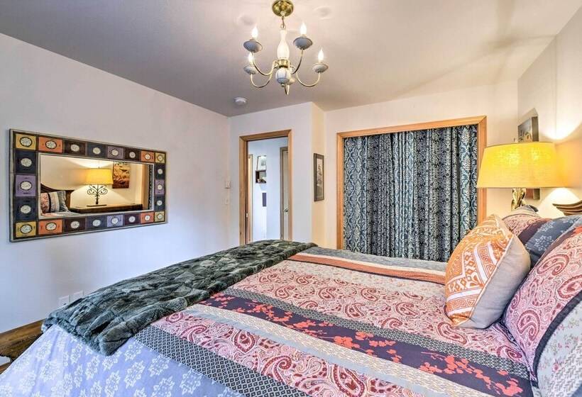 Mid Century Cabin W/ Deck & Puget Sound Vistas!