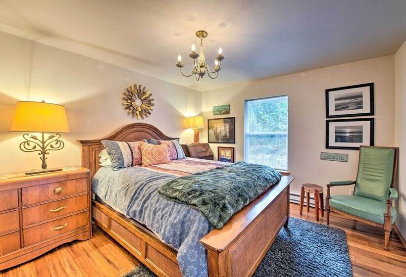 Mid Century Cabin W/ Deck & Puget Sound Vistas!