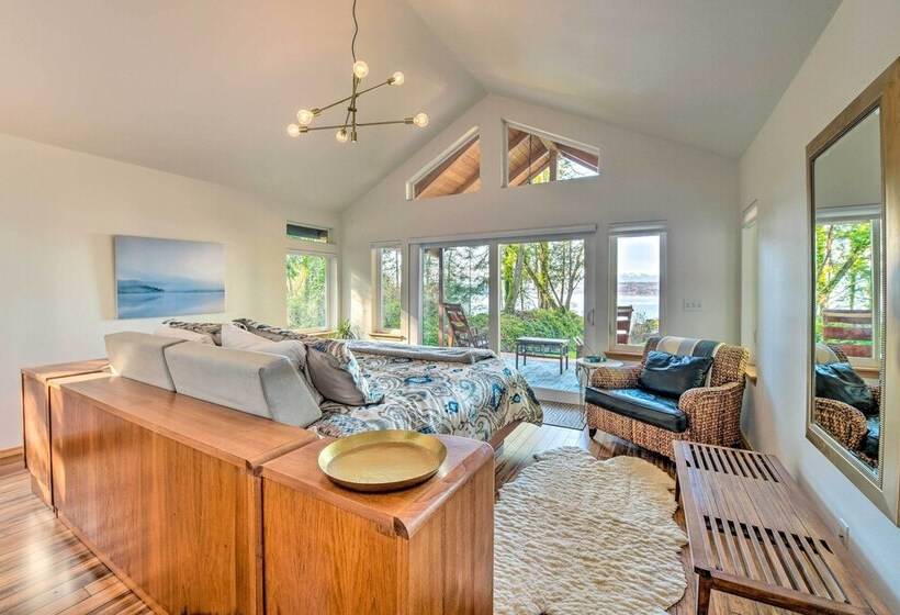 Mid Century Cabin W/ Deck & Puget Sound Vistas!