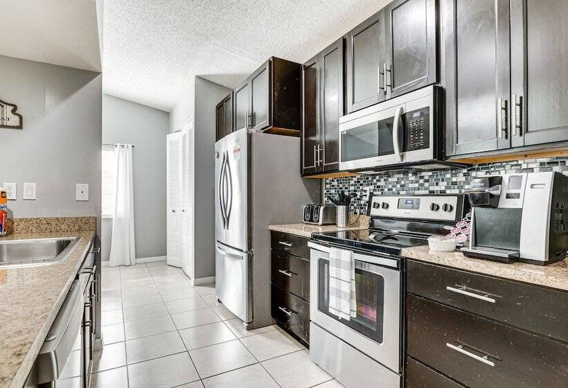 14 Mi To Dwtn Tampa Bay: Brandon Home W/ Fire Pit!