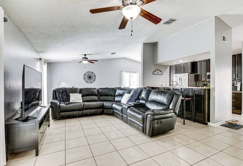 14 Mi To Dwtn Tampa Bay: Brandon Home W/ Fire Pit!