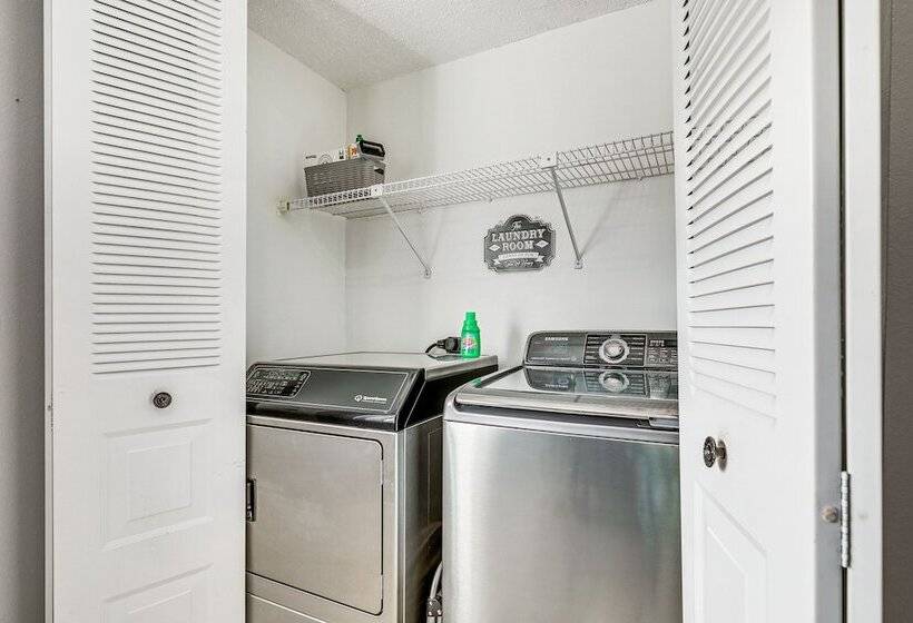 14 Mi To Dwtn Tampa Bay: Brandon Home W/ Fire Pit!