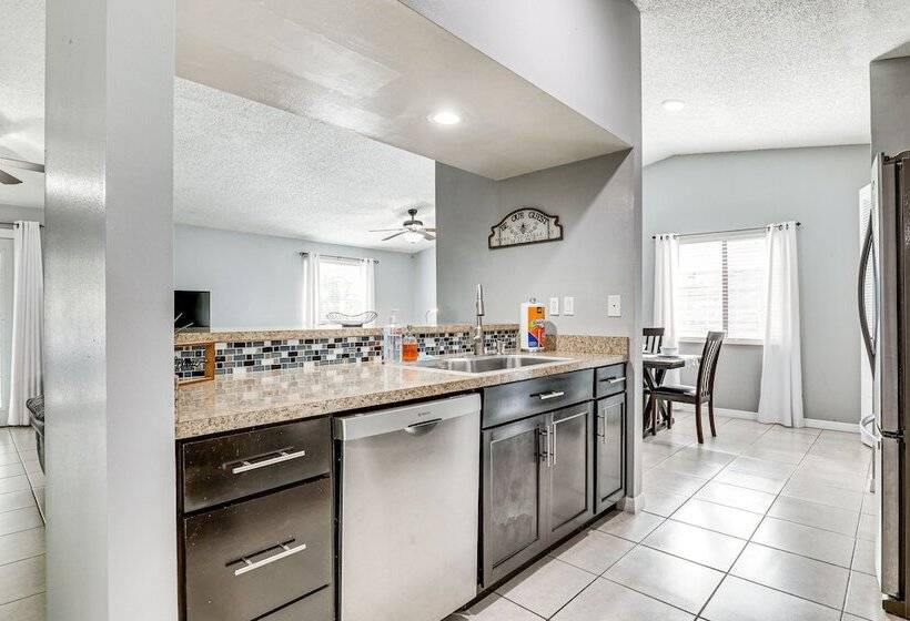 14 Mi To Dwtn Tampa Bay: Brandon Home W/ Fire Pit!