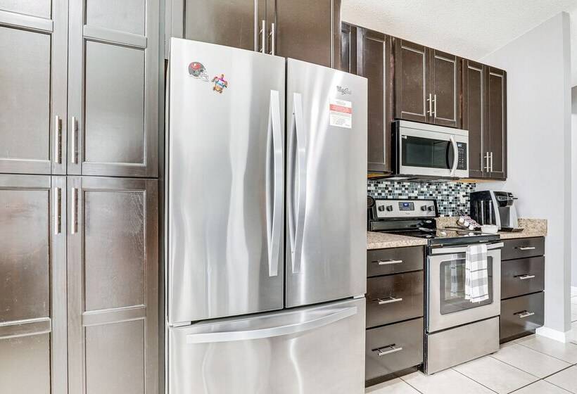 14 Mi To Dwtn Tampa Bay: Brandon Home W/ Fire Pit!