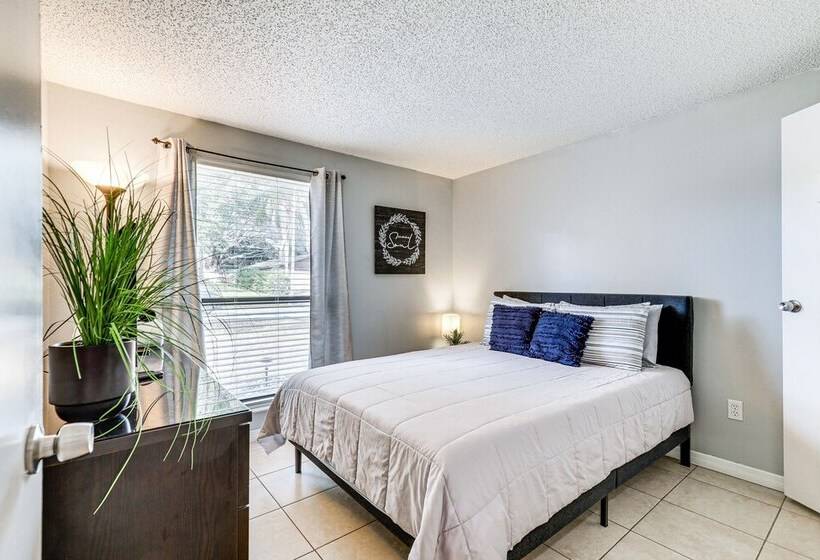 14 Mi To Dwtn Tampa Bay: Brandon Home W/ Fire Pit!