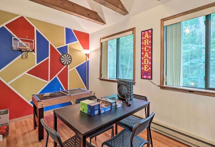 Deck & Community Perks: Cabin In Tobyhanna!