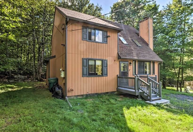 Deck & Community Perks: Cabin In Tobyhanna!
