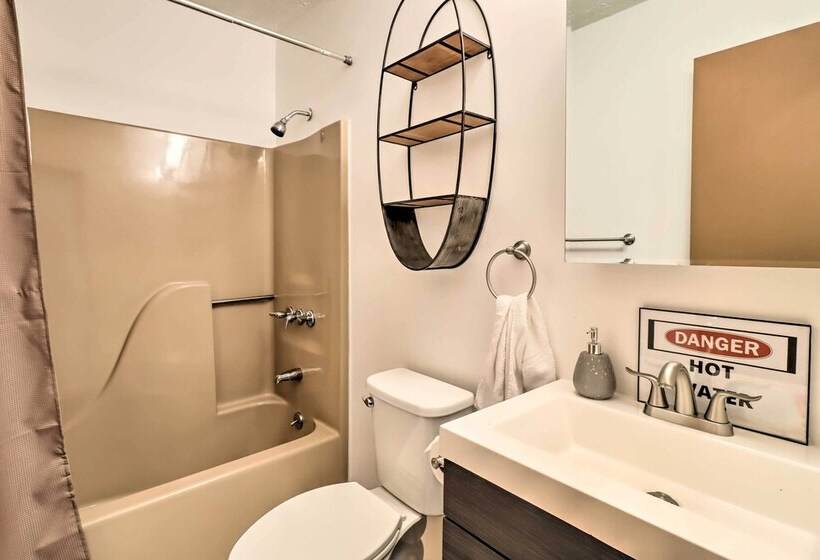 Deck & Community Perks: Cabin In Tobyhanna!