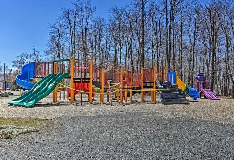 Deck & Community Perks: Cabin In Tobyhanna!