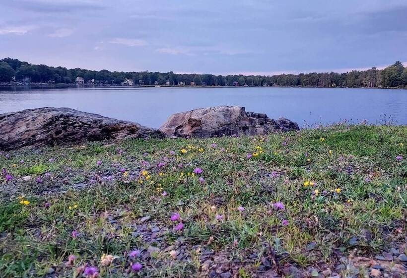 Deck & Community Perks: Cabin In Tobyhanna!