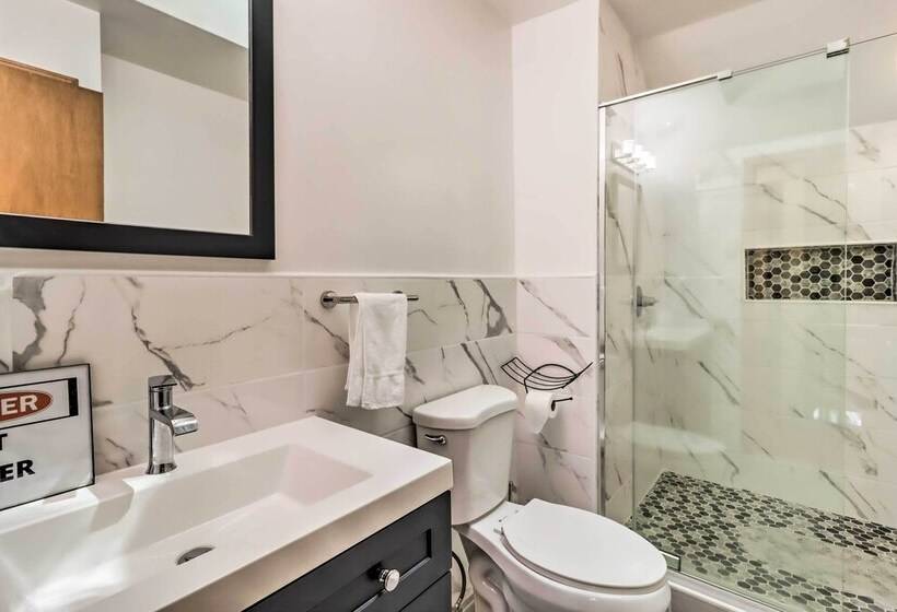 Deck & Community Perks: Cabin In Tobyhanna!