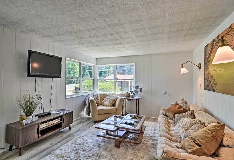 Stylish Dog Friendly Bungalow: Steps To Elk Lake