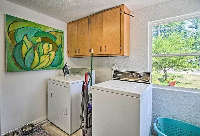 Stylish Dog Friendly Bungalow: Steps To Elk Lake