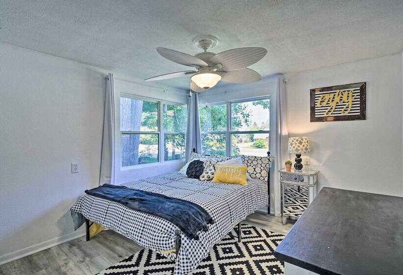 Stylish Dog Friendly Bungalow: Steps To Elk Lake