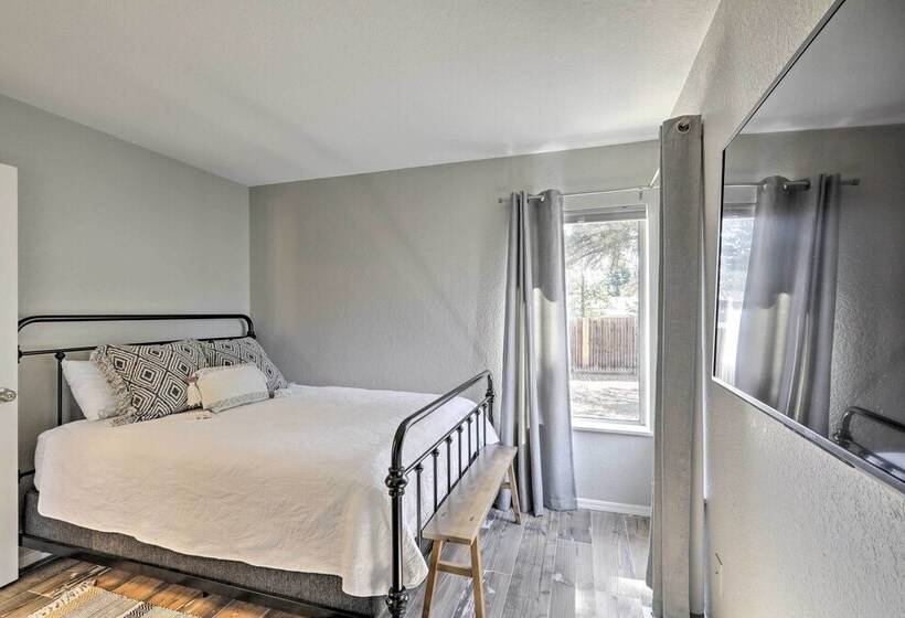 Modern Flagstaff Retreat ~ 4 Mi To Downtown!