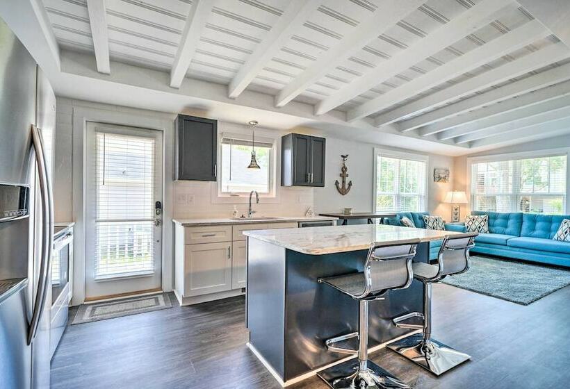 Modern Oak Island Escape: 1 Mile To Long Beach!