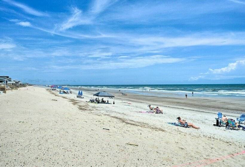 Modern Oak Island Escape: 1 Mile To Long Beach!