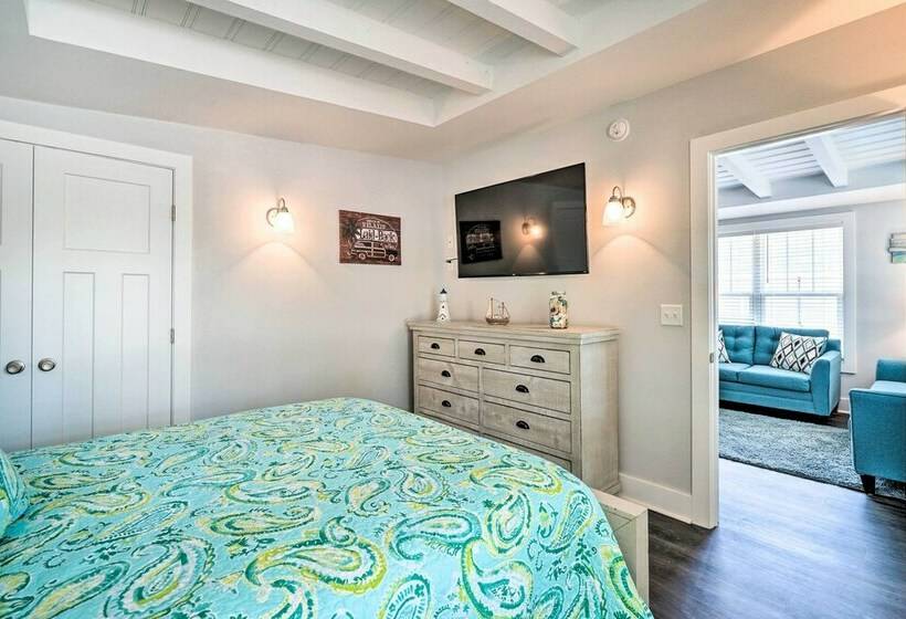 Modern Oak Island Escape: 1 Mile To Long Beach!