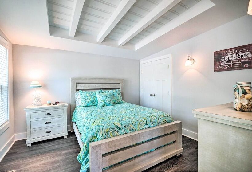 Modern Oak Island Escape: 1 Mile To Long Beach!