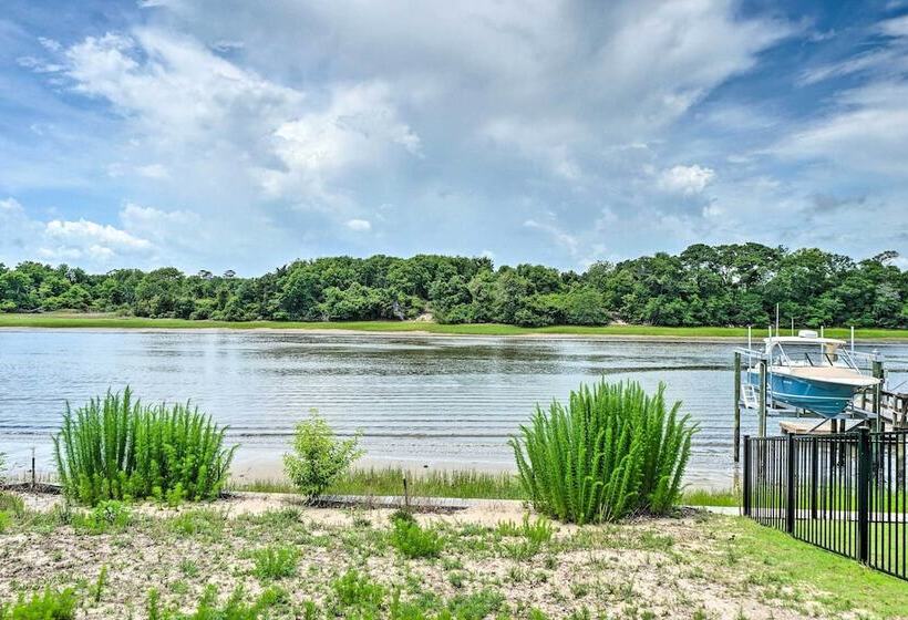 Modern Oak Island Escape: 1 Mile To Long Beach!