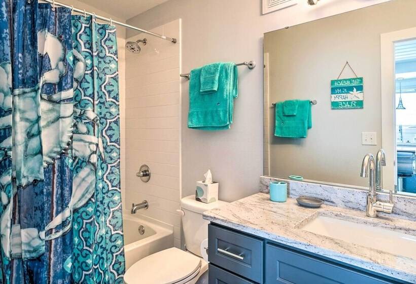 Modern Oak Island Escape: 1 Mile To Long Beach!