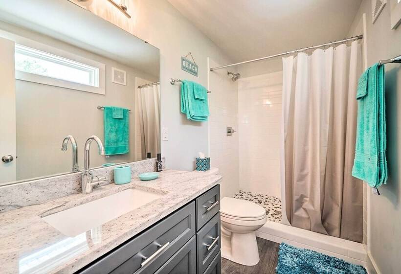 Modern Oak Island Escape: 1 Mile To Long Beach!