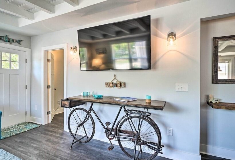 Modern Oak Island Escape: 1 Mile To Long Beach!