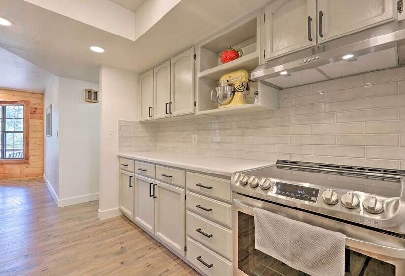 Deck, Games & Fire Pit: Modern Pine Cabin!