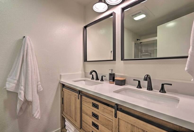 Deck, Games & Fire Pit: Modern Pine Cabin!