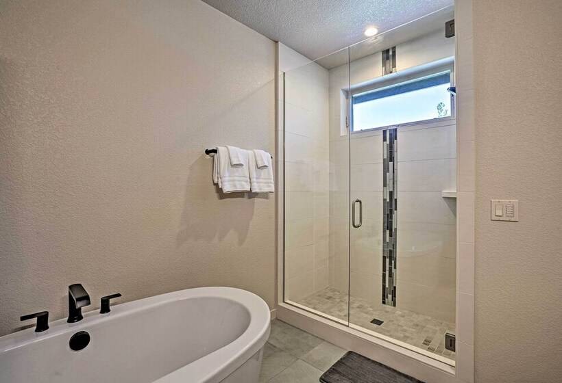 Mountain Base Lodge: 6 Miles To Downtown Bend