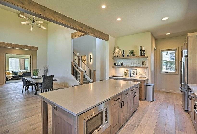 Mountain Base Lodge: 6 Miles To Downtown Bend