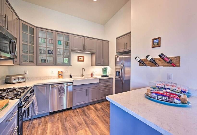 Mountain High Pines Retreat W/ Hot Tub + Views!